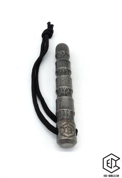 Preview: Handgeschmiedeter Kubotan HC-22-2 Unikat (Custom Made) von vorne auf weißem Hintergrund. Seriennummer SN sichtbar, Totenkopf-Gravur, schwarzer Paracord-Fangriemen, 3 Bohrungen. GPSR: Chargennummer/Hersteller SN für Rückverfolgbarkeit. Nur als Grifffestige